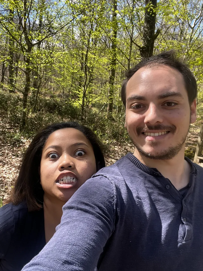 Manou fait une grimace en forêt