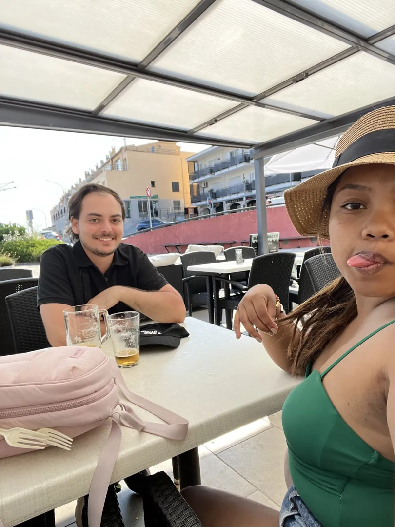 Manou tire la langue en terrasse