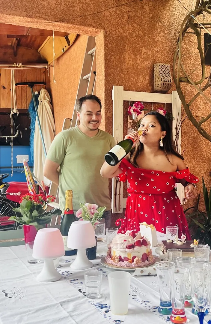 Manou boit du champagne à la bouteille