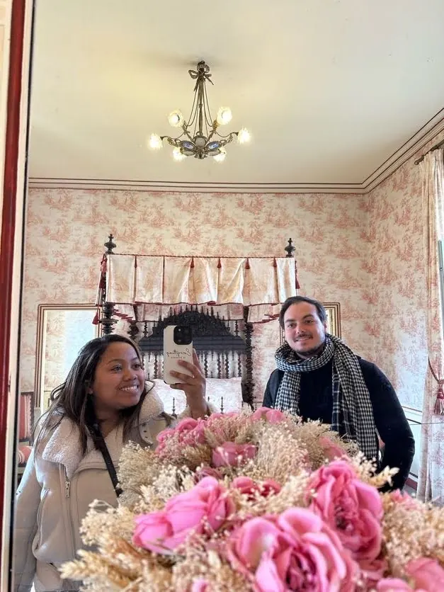 Selfie dans le miroir d'une chambre de château