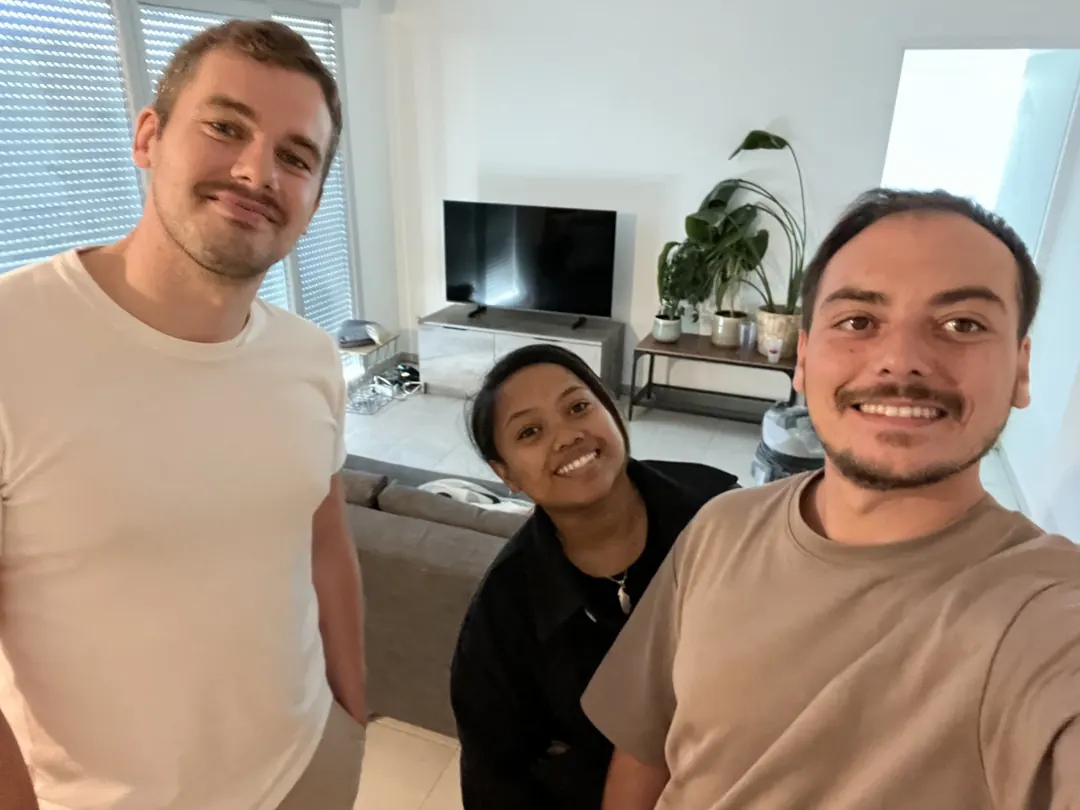 Avec un ami à la maison