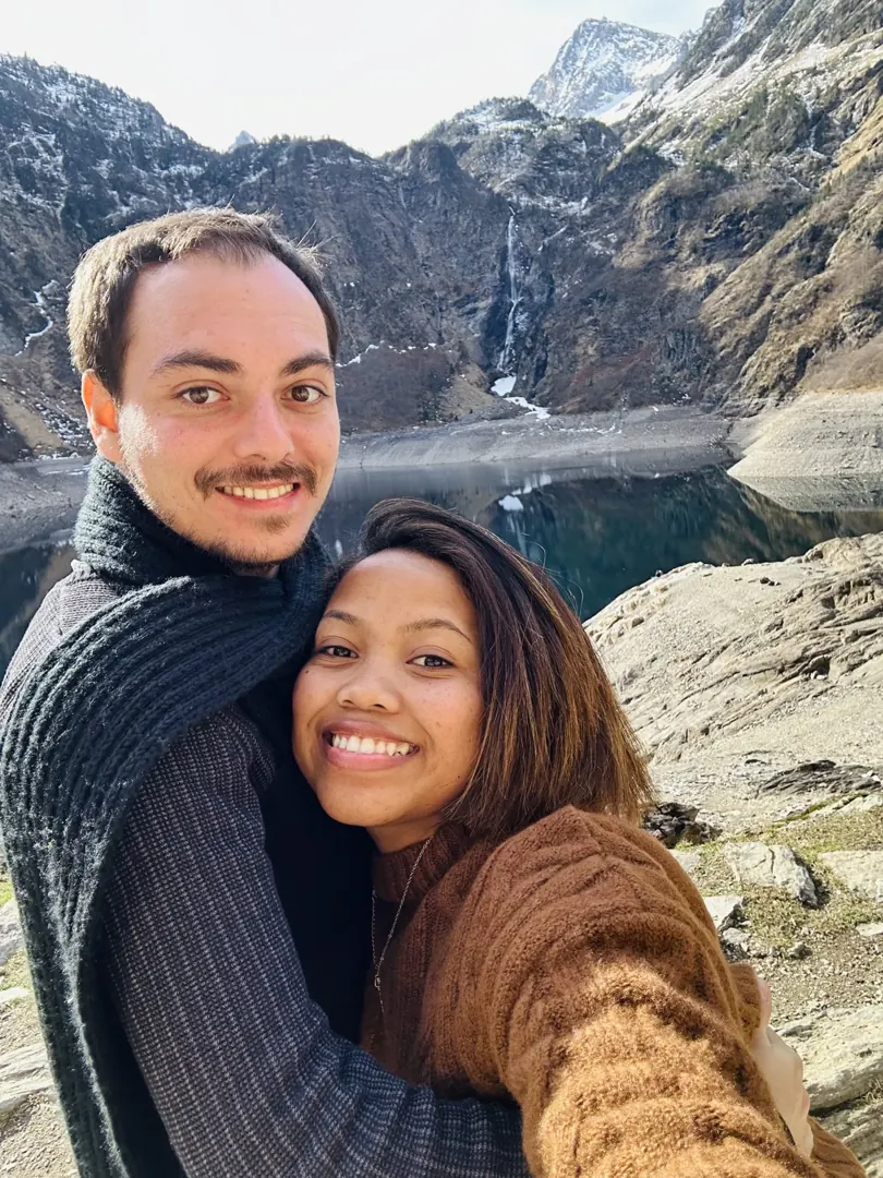 Alexis et Manou devant le lac d'Oô