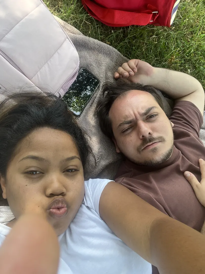 Grimaces sur l'herbe