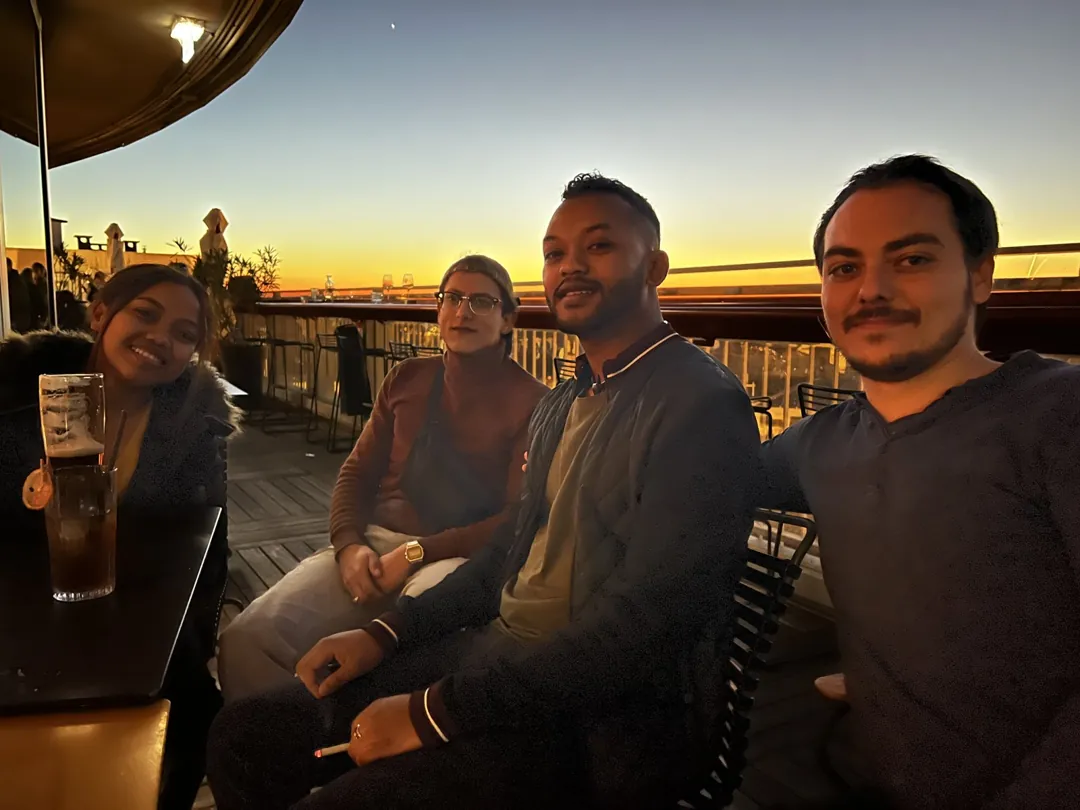 Une terrasse au coucher du soleil avec des amis