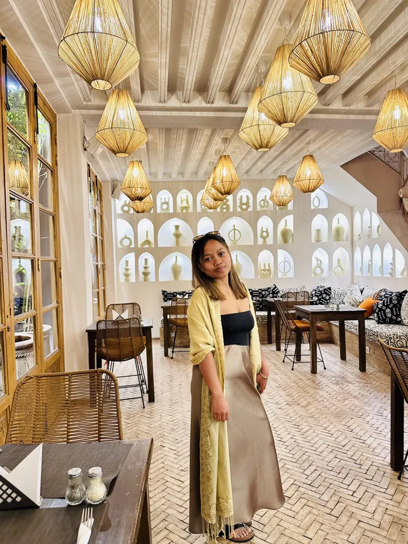 Manou dans un restaurant de Marrakech