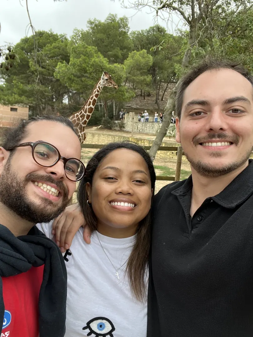 Selfie devant une girafe à Sigean